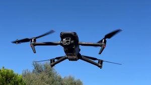 DJI Mavic 3T Termal kameralı drone uçarken çekilmiş ve termal kamerası gözüken bir görsel